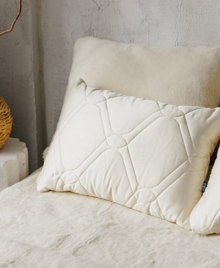 Satino pagalvė su merino vilnos kamšalu, 50x60cm