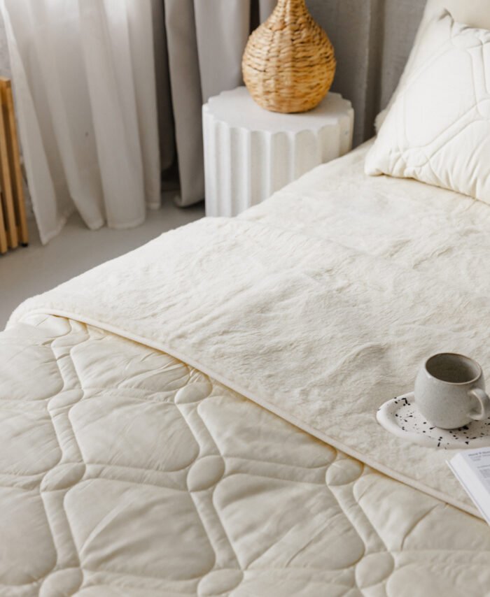 Dvipusė satino ir merino vilnos antklodė, 135x200cm