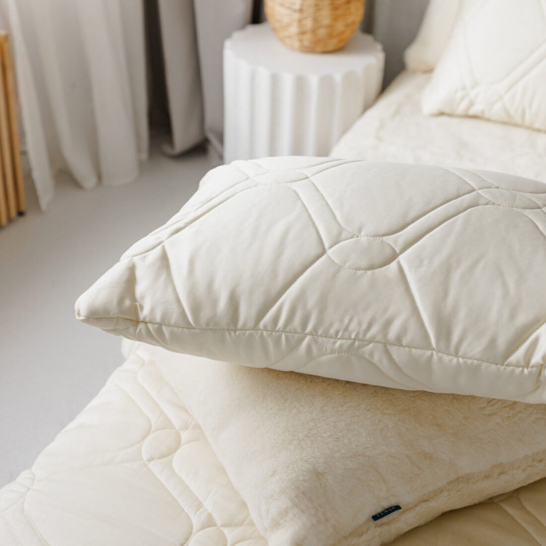 Satino pagalvė su merino vilnos kamšalu, 50x70cm