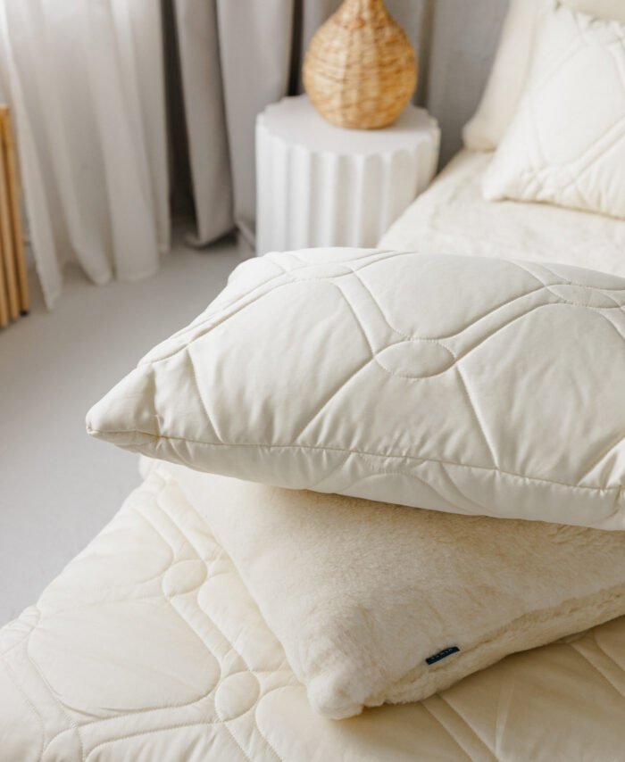 Satino pagalvė su merino vilnos kamšalu, 50x70cm